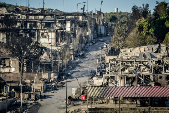 «Ναρκοπέδια» του κορονοϊού τα ασφυκτικά γεμάτα κρατητήρια Λέσβου