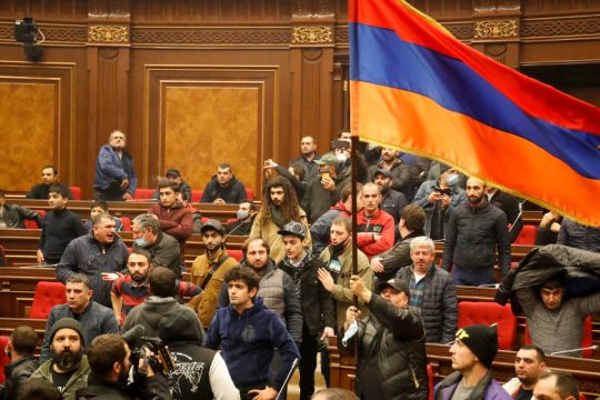 Ναγκόρνο Καραμπάχ: Εισβολή στο κοινοβούλιο και επεισόδια στην Αρμενία [εικόνες+βίντεο]