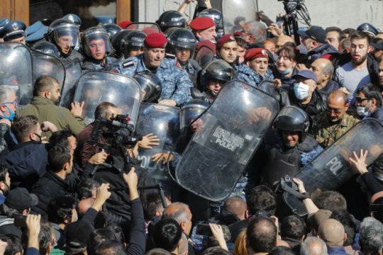 Συλλήψεις διαδηλωτών κατά της εκεχειρίας στο Γερεβάν