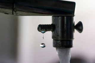 Ζητούν καθαρό νερό και κάθονται εδώλιο