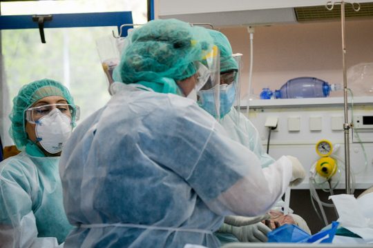 Επιβάλλουν περαιτέρω περιορισμούς εν μέσω οριακών καταστάσεων