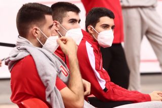 Σε απομόνωση και σε μπελά
