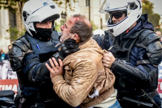 Οργή της αντιπολίτευσης για την αστυνομική βία στην Αθήνα