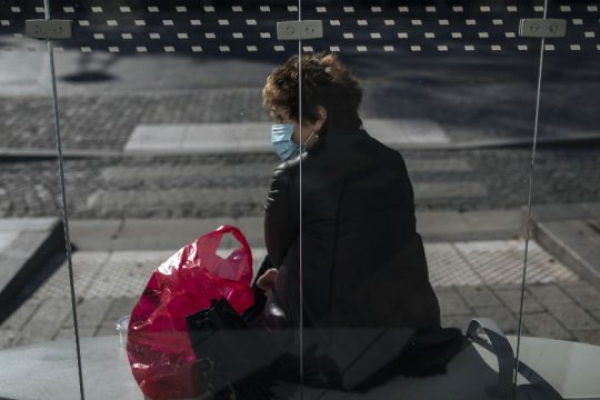 Υπό πίεση το γαλλικό σύστημα υγείας, αύξηση θανάτων σε γηροκομεία