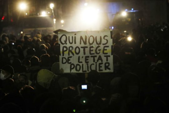 Συλλήψεις στη μεγάλη διαδήλωση κατά της αστυνομικής αυθαιρεσίας στο Παρίσι