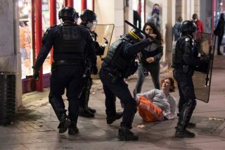 Ο νόμος «πάγωσε», το ξύλο όχι