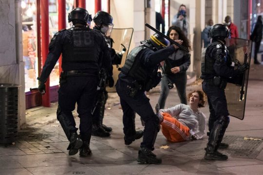 Ο νόμος «πάγωσε», το ξύλο όχι
