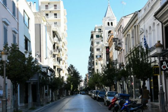 Κορονοϊόπληκτη πολυκατοικία στην Πάτρα – «Καμπάνα» για πάρτι στη Θεσσαλονίκη