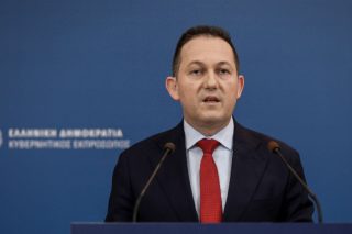 Σε υποκριτική και απελπισμένη τακτική η κυβέρνηση