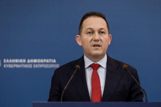 Σε υποκριτική και απελπισμένη τακτική η κυβέρνηση