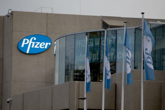 Telegraph: Θέμα ημερών η έγκριση του εμβολίου της Pfizer στη Βρετανία