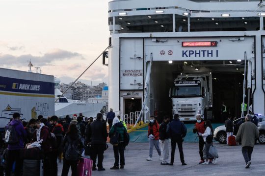 Απίστευτη ταλαιπωρία για τους ταξιδιώτες που φτάνουν στα λιμάνια της χώρας 9 μ.μ.-5 π.μ.