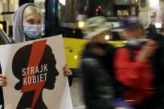 Πάγωσε ο νόμος για τις αμβλώσεις μετά τις αντιδράσεις στην Πολωνία