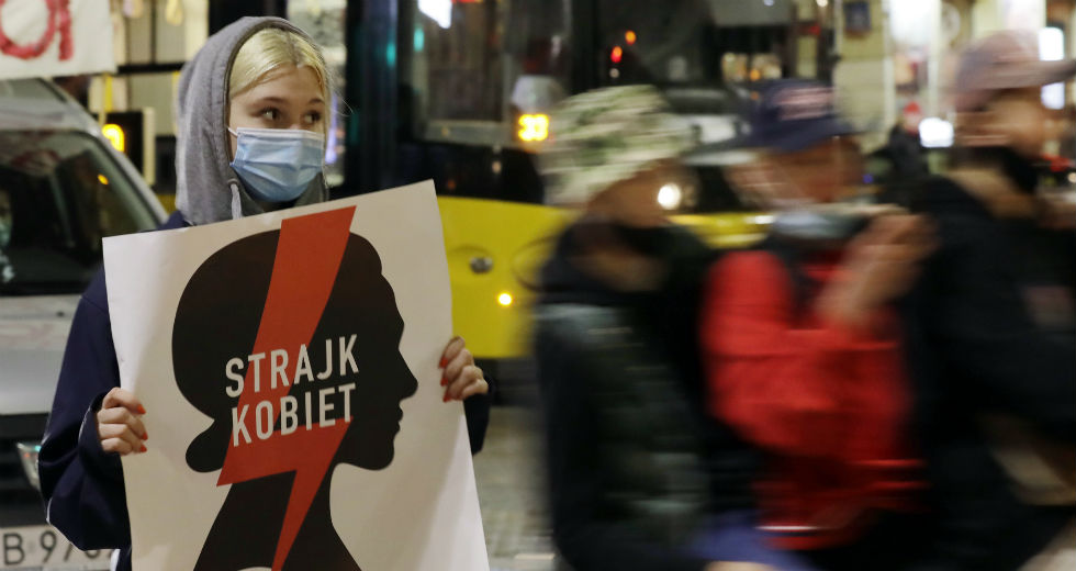 Πάγωσε ο νόμος για τις αμβλώσεις μετά τις αντιδράσεις στην Πολωνία