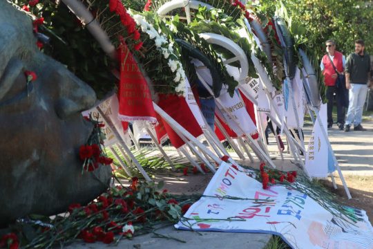 ΣΥΡΙΖΑ: Ο Πέτσας δεν βλέπει συνωστισμό στα ΜΜΜ, αλλά τον θυμήθηκε στο Πολυτεχνείο
