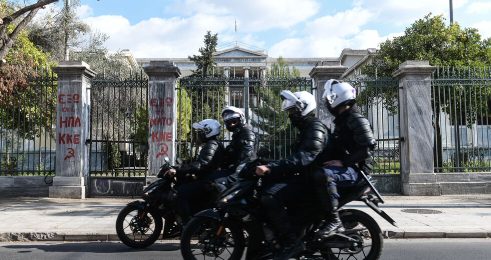 Ο τρόπος με τον οποίο επιβλήθηκε η απαγόρευση εγείρει σοβαρό ζήτημα συνταγματικότητας