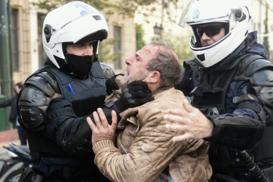Με χημικά και αύρες ο «νόμος και τάξη» Χρυσοχοΐδη ανήμερα του Πολυτεχνείου