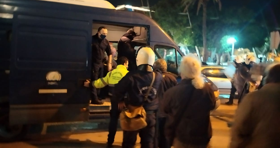 Δεκάδες προσαγωγές στο Ηράκλειο – Δακρυγόνα και συλλήψεις στο Ρέθυμνο