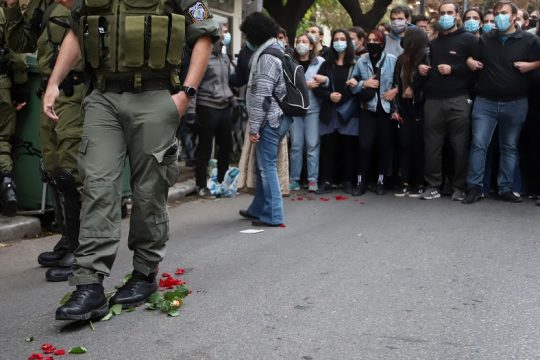 Η ανυπακοή του πεζοδρομίου τρομάζει τη Δεξιά