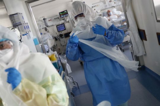 Covid-19: Αλματώδης αύξηση νεκρών, πάνω από 200 οι διασωληνωμένοι