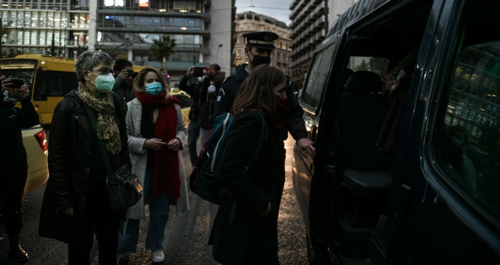 Αναίτιες προσαγωγές φεμινιστριών στο Σύνταγμα