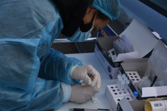 Πυρά για την καθυστέρηση στο πλαφόν, συνταγογράφηση των τεστ ζητά η αντιπολίτευση