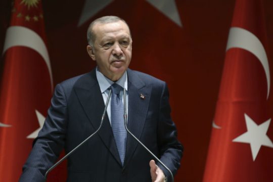 «Μέλλον με την Ευρώπη» θέλει ο Ερντογάν, αλλά βάλλει κατά πάντων