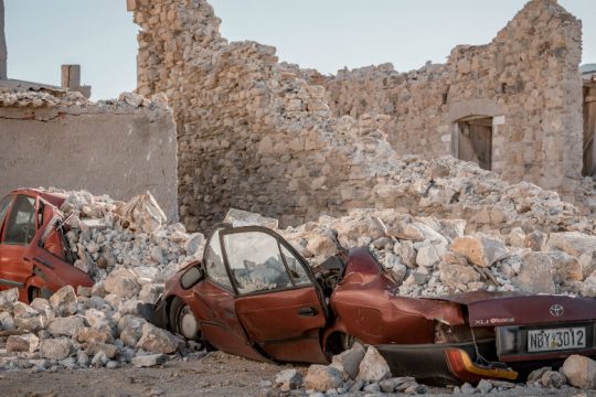 Ιερές απειλές κατά του κλεισίματος των εκκλησιών