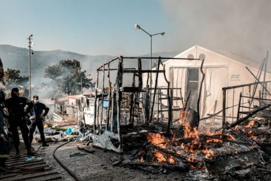 Υπό έλεγχο η φωτιά στο στρατόπεδο προσφύγων της Σάμου