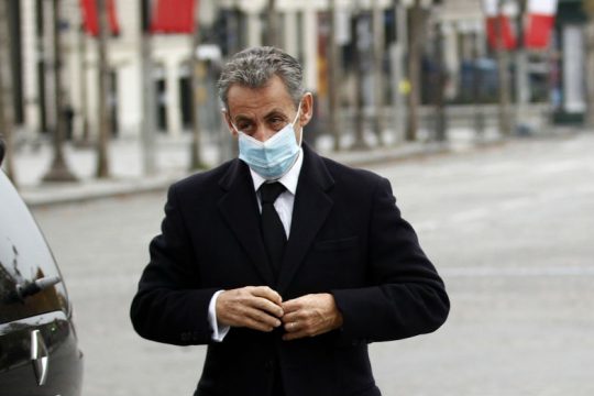 Αρχίζει η ιστορική δίκη του Νικολά Σαρκοζί για διαφθορά