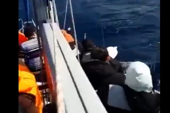 Μυστήριο καλύπτει τα ίχνη 60 προσφύγων που εντοπίστηκαν στα ανοιχτά της Μήλου