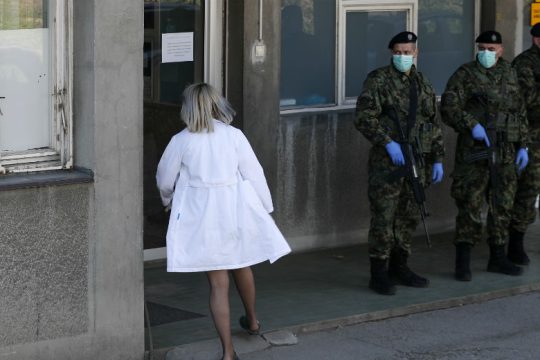Στα πρόθυρα της κατάρρευσης γιατροί και νοσοκομεία σε βαλκανικές χώρες