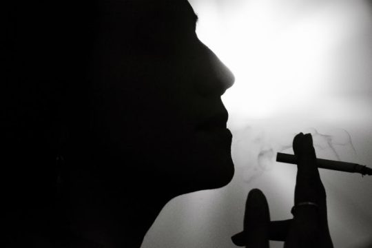 Ο καπνός του τσιγάρου μειώνει την ανοσία των ανθρώπινων κυττάρων στον κορονοϊό