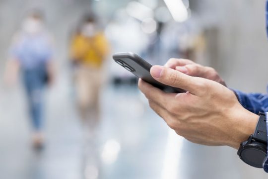 Προκαλούν σύγχυση με τα SMS και εργαλειοποιούν το μέτρο των μετακινήσεων
