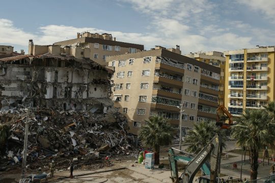 Τέλος ερευνών στη Σμύρνη, ενώ οι νεκροί του σεισμού έφτασαν τους 114