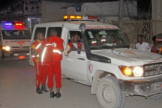 Πολύνεκρη επίθεση καμικάζι σε εστιατόριο της Σομαλίας 