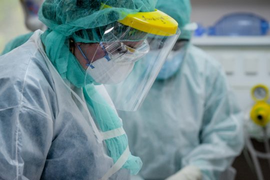 Ξανά περισσότεροι από 100 νεκροί στη χώρα – Στους 540 οι διασωληνωμένοι