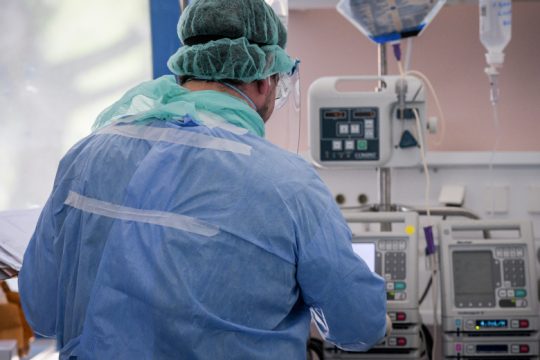 ΕΟΔΥ: 85 νέοι θάνατοι, 600 οι διασωληνωμένοι