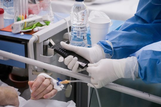 Στα ύψη ο αριθμός των διασωληνωμένων, λίγο πριν τους 450