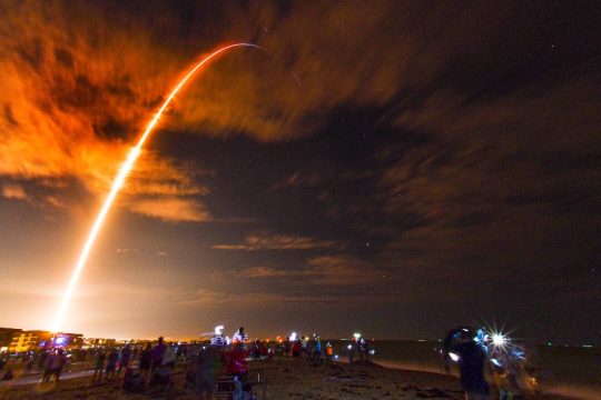 Η απογείωση του Rocket9 της SpaceX φώτισε τον ουρανό της Φλόριντα