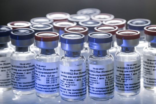 Θέτουν χρονοδιαγράμματα για εμβολιασμό ενώ η πανδημία καλπάζει