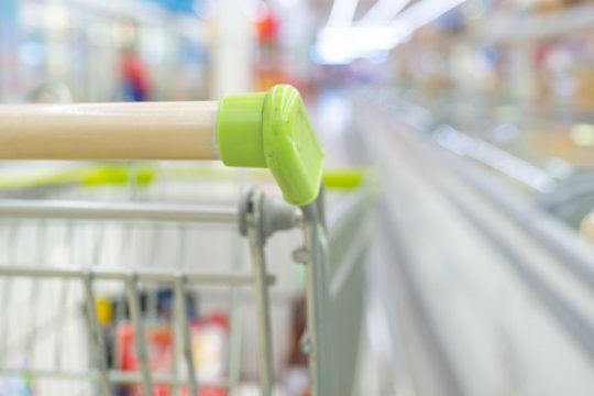 Ποια προϊόντα επιτρέπεται να πωλούν τα σουπερμάρκετ λόγω… κρύου