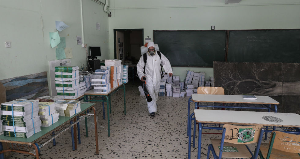 Υποχρεωτική τηλεκπαίδευση από αύριο, στα θρανία μόνο οι μικροί μαθητές