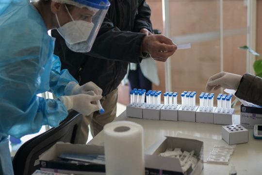 Πάνω από 1600 νέα κρούσματα και 140 διασωληνωμένοι