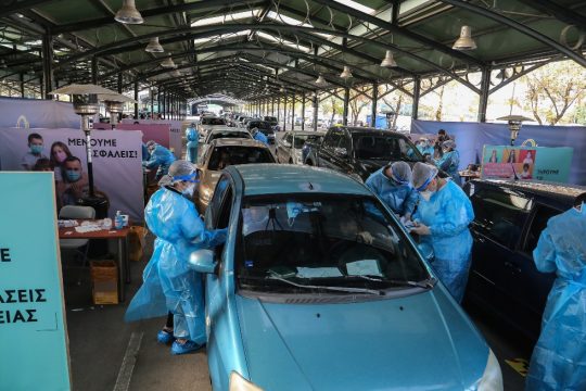 Ουρές αυτοκινήτων στη Λάρισα για drive-through τεστ κορονοϊού