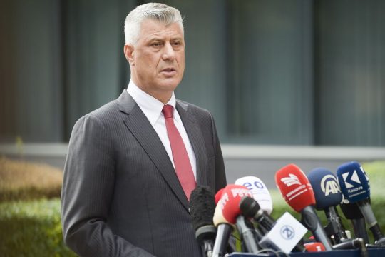 Ο Θάτσι παραιτήθηκε και παραπέμπεται για εγκλήματα πολέμου