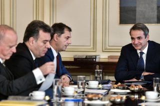 Ο Θεοχάρης καλύπτει τον «ταμία» της οικογένειας