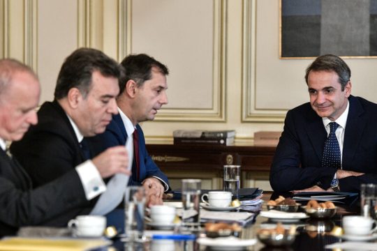 Ο Θεοχάρης καλύπτει τον «ταμία» της οικογένειας