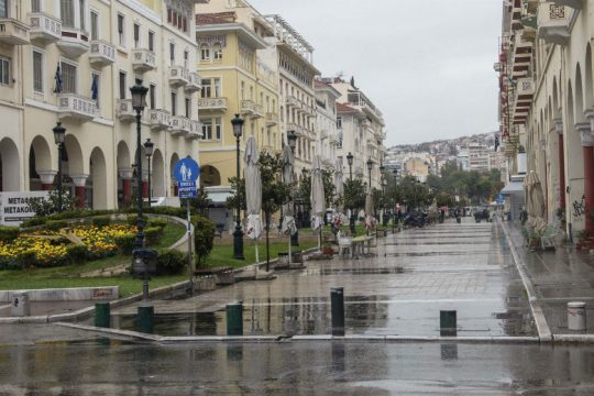 Άδειες πόλεις και σύννεφα γενικού lockdown σε όλη τη χώρα