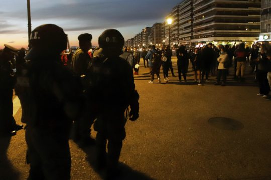 Επίθεση ακροδεξιών σε φωτορεπόρτερ στη συγκέντρωση αρνητών μάσκας στη Θεσσαλονίκη